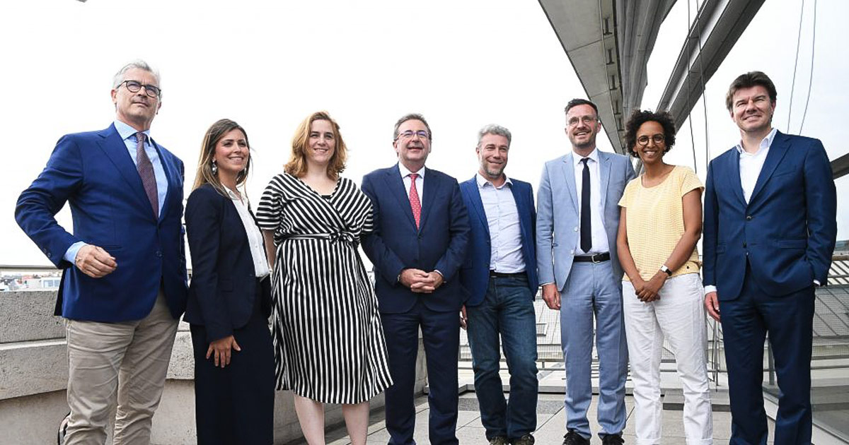 Photo des ministres et secrétaires d'État du Gouvernement régional bruxellois pour la législature 2019-2024