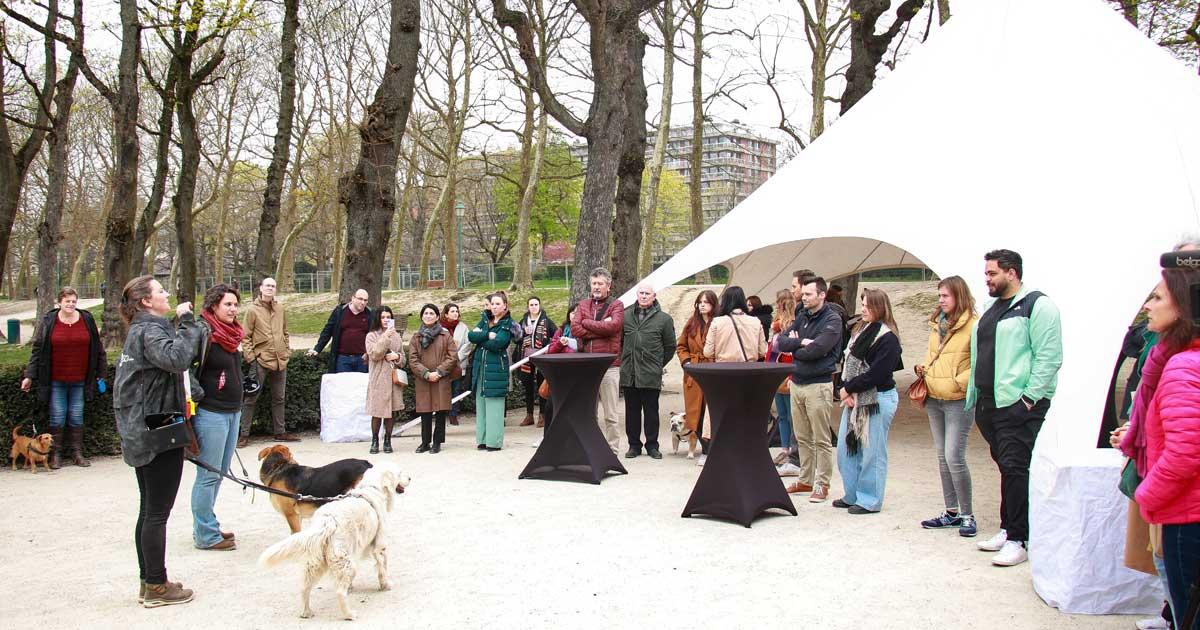 Les participants à l'événement de remise des labels communes amies des animaux, réunis au parc du Cinquantenaire à Bruxelles
